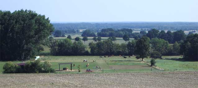 Blick auf den Stall und das Meer